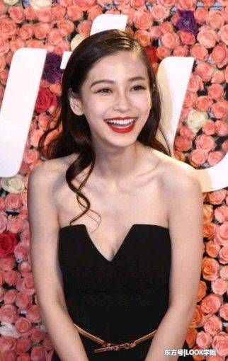 杨颖为了美太拼了，抹胸裙惊艳全场，网友:美的冒泡