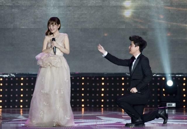 贾乃亮贴身助理点赞引热议，澄清说手滑，李小璐经纪人回应亮了