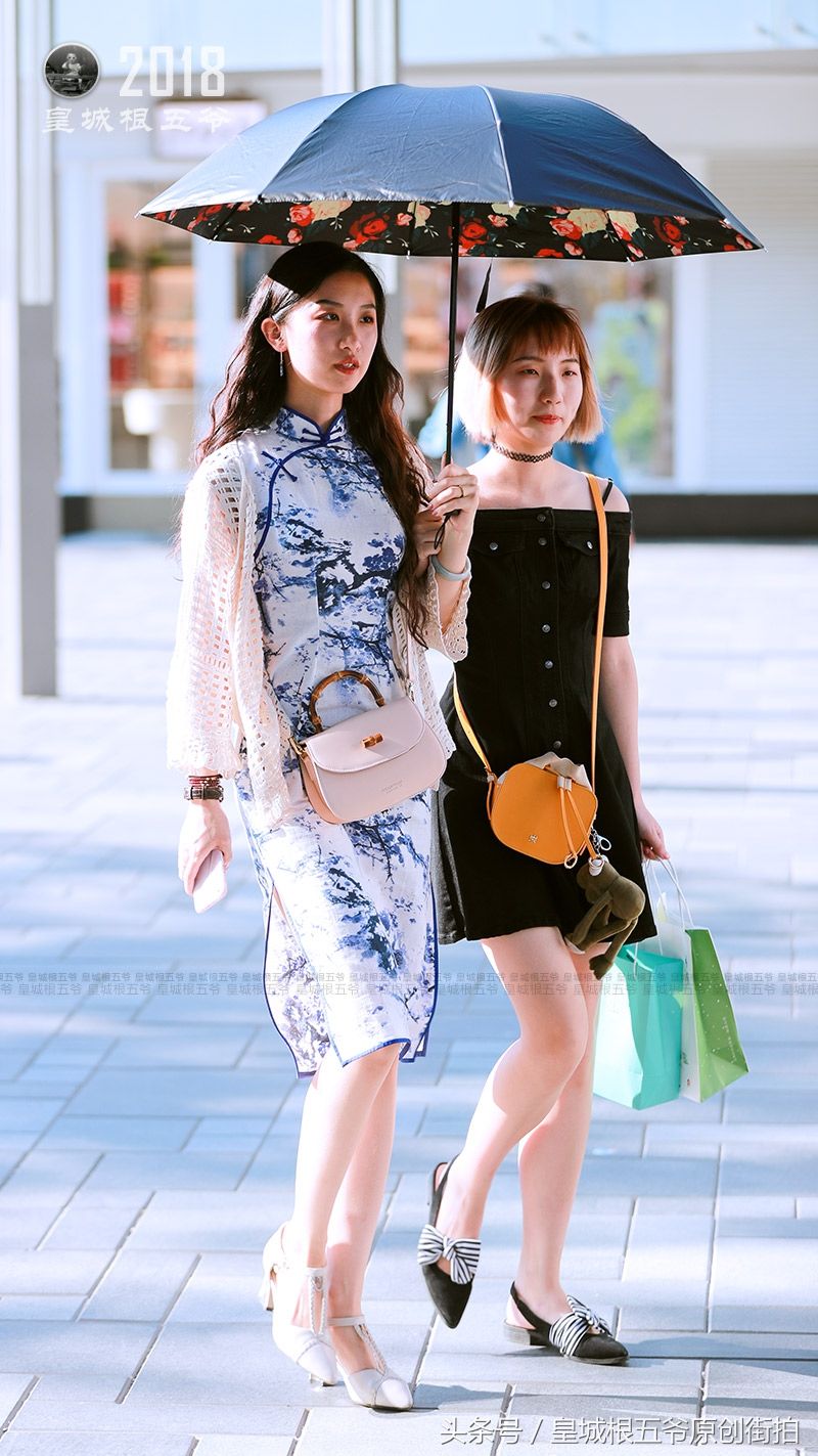 街拍:衣服与鞋子的搭配技巧，在炎热的夏季十分受女性喜欢