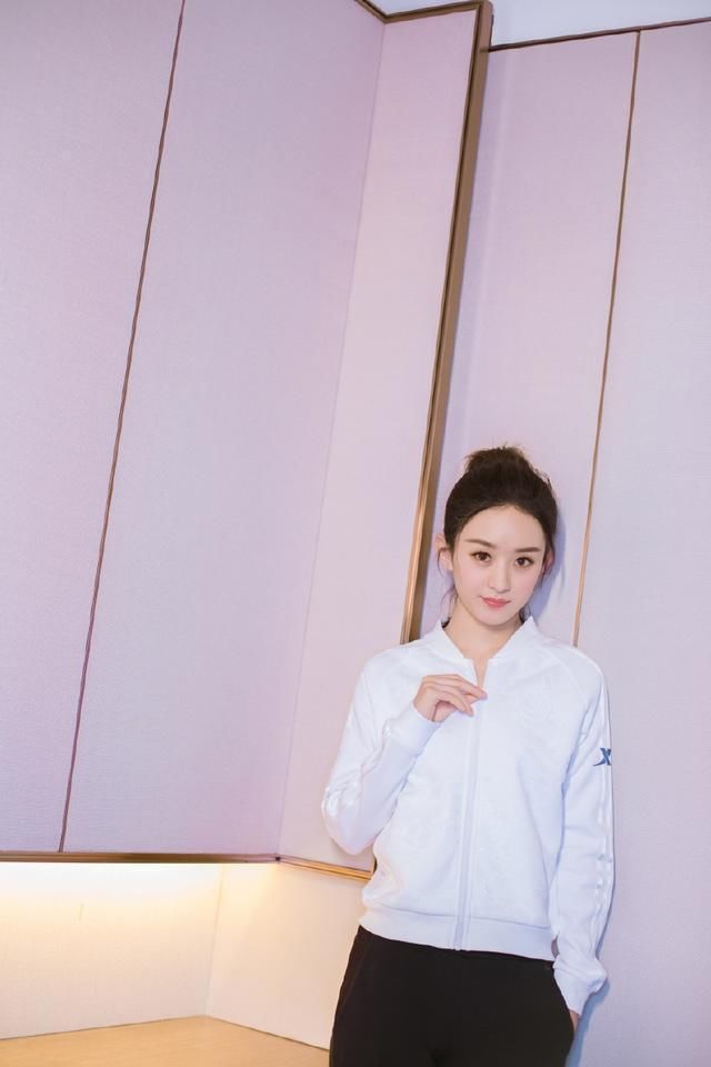 赵丽颖够猛的！吊带连衣裙拉得太低了网友：这尺寸不是一般的大！