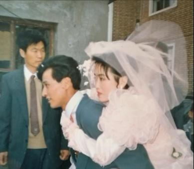  『照片』80年代婚纱照走红，新郎的背后成最大亮点，贫穷限制了想象！