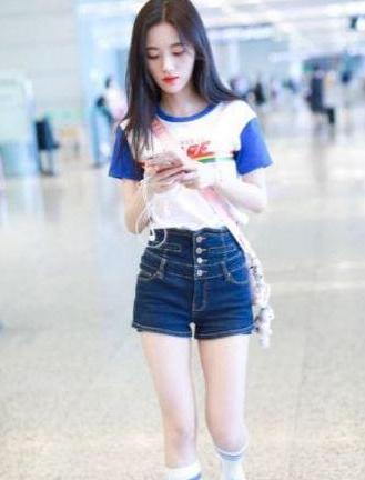 鞠婧祎“漫画腿”厉害了, 大夏天还穿长筒袜, 网友: 安全裤太抢眼