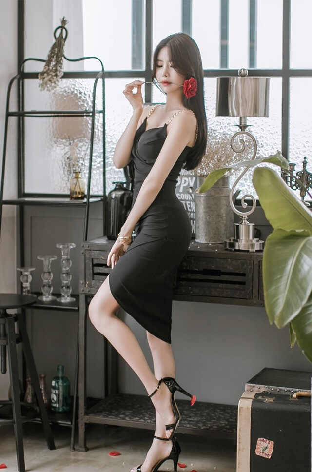 冷艳精致的吊带黑裙美女，娇美的花与神秘的黑让魅力绽放！