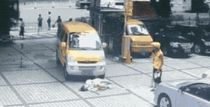 妈妈推孩子撞车"碰瓷"?警方通报实情,真相更让人愤怒