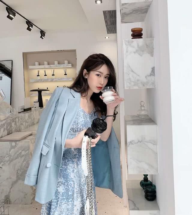  『清爽』春夏季如何穿才雅致显贵，雾霾蓝同类色穿衣搭配清爽舒服，还给你高档次