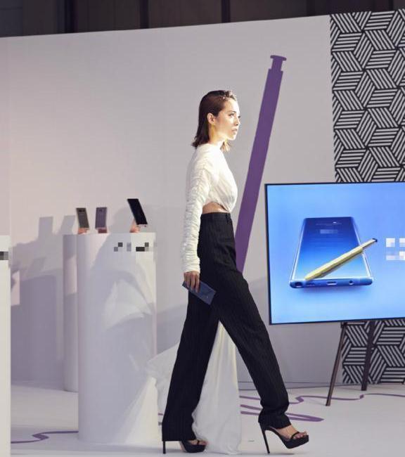 蔡依林奇葩穿搭! 上身缠纱布, 下半身挂着一条, 脚踩15cm高跟鞋!