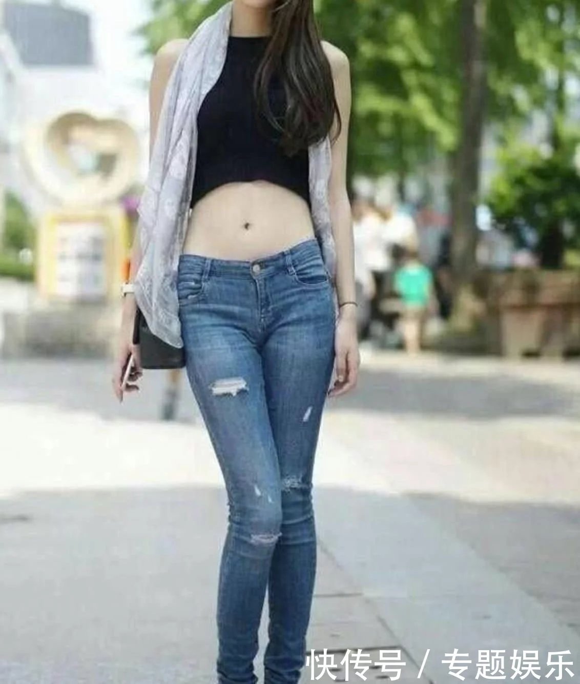 风格独特的牛仔裤美女姐姐，散发出都市韵味，真迷人！