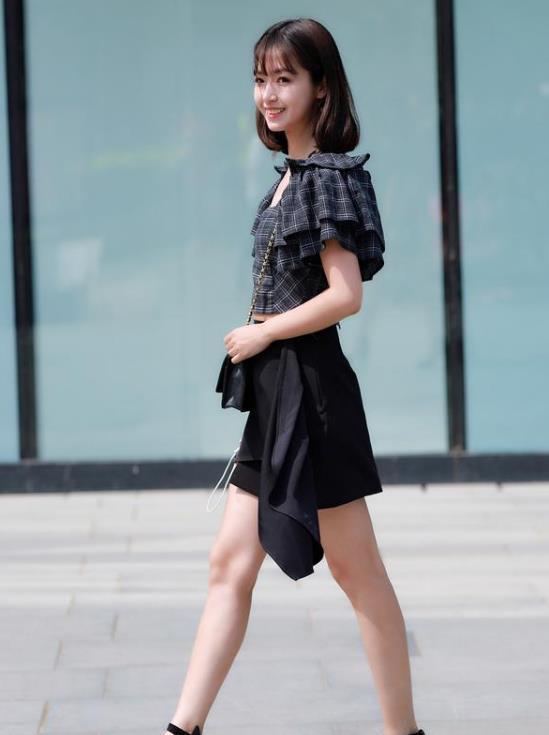  #俏丽#街拍：妍姿俏丽的美女，身穿白色的长袖连衣裙，唯美大气