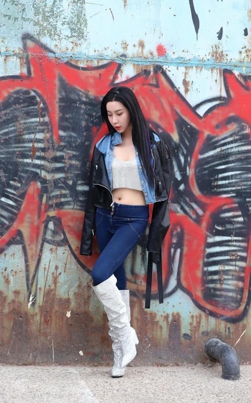 街拍：穿着紧身简约出门的小姐姐，曲线身材完美时尚感十足！