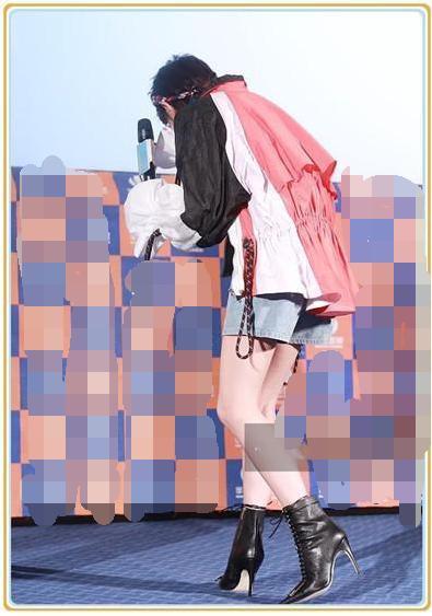 周冬雨豁出去了!脚踩“两根针”现身活动,网友:这怎么走路?