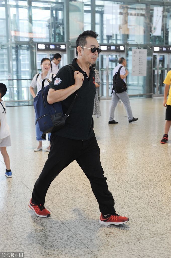 竞争叔圈101？62岁张晨光打扮时髦似潮男  发型拉风戴墨镜气场全