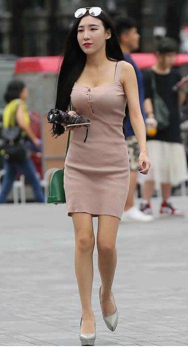 路人街拍 微胖身材的小姐姐，跟闺蜜一起的小姐姐浑圆白皙