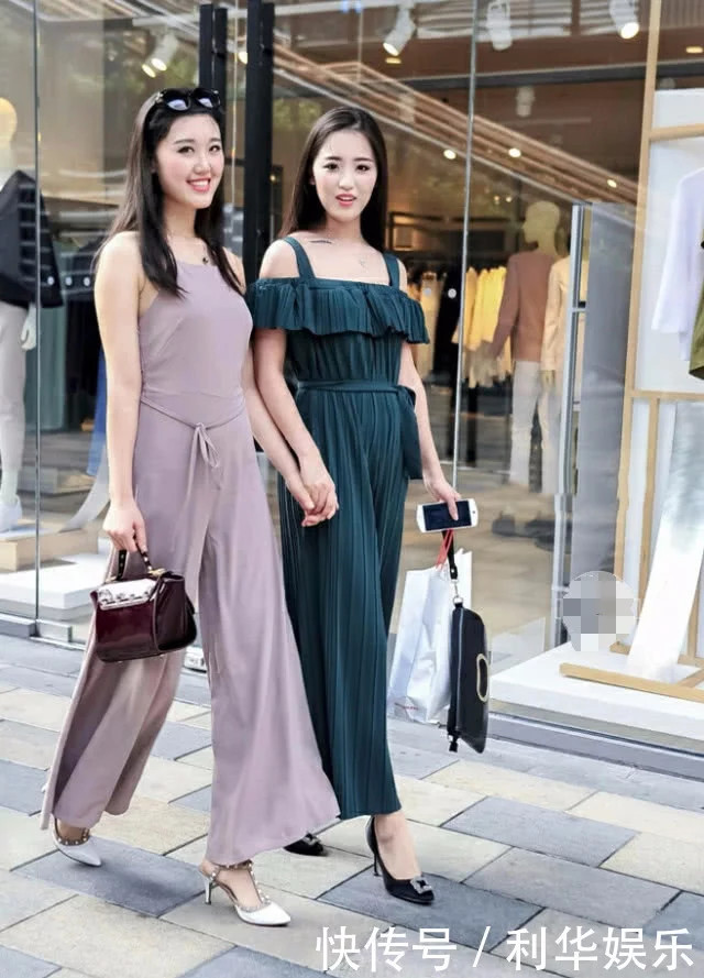 优雅时尚姐妹花漫步街头，修身长裙显凹凸有致身材