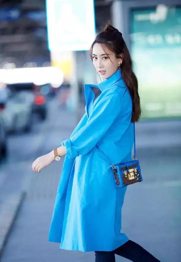 马苏胆真大！围个“肚兜裙”就出街？网友：陈志朋都没你疯狂！