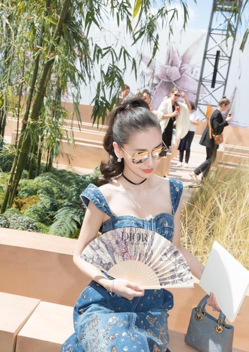  「真的」Angelababy真的漂亮！穿牛仔刺绣长裙高挑纤细，看上去知性魅力