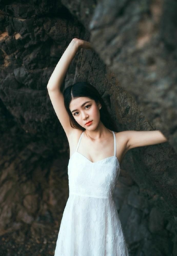 吊带美女性感大胸海边迷人写真图片