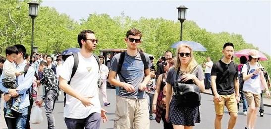 说中国游客没素质？那这些外国游客的行为，才是真丢人！