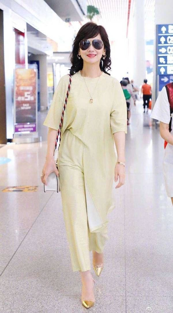 冻龄女神现身机场, 身穿热裤白色高跟鞋, 与老公亲密万手好幸福!