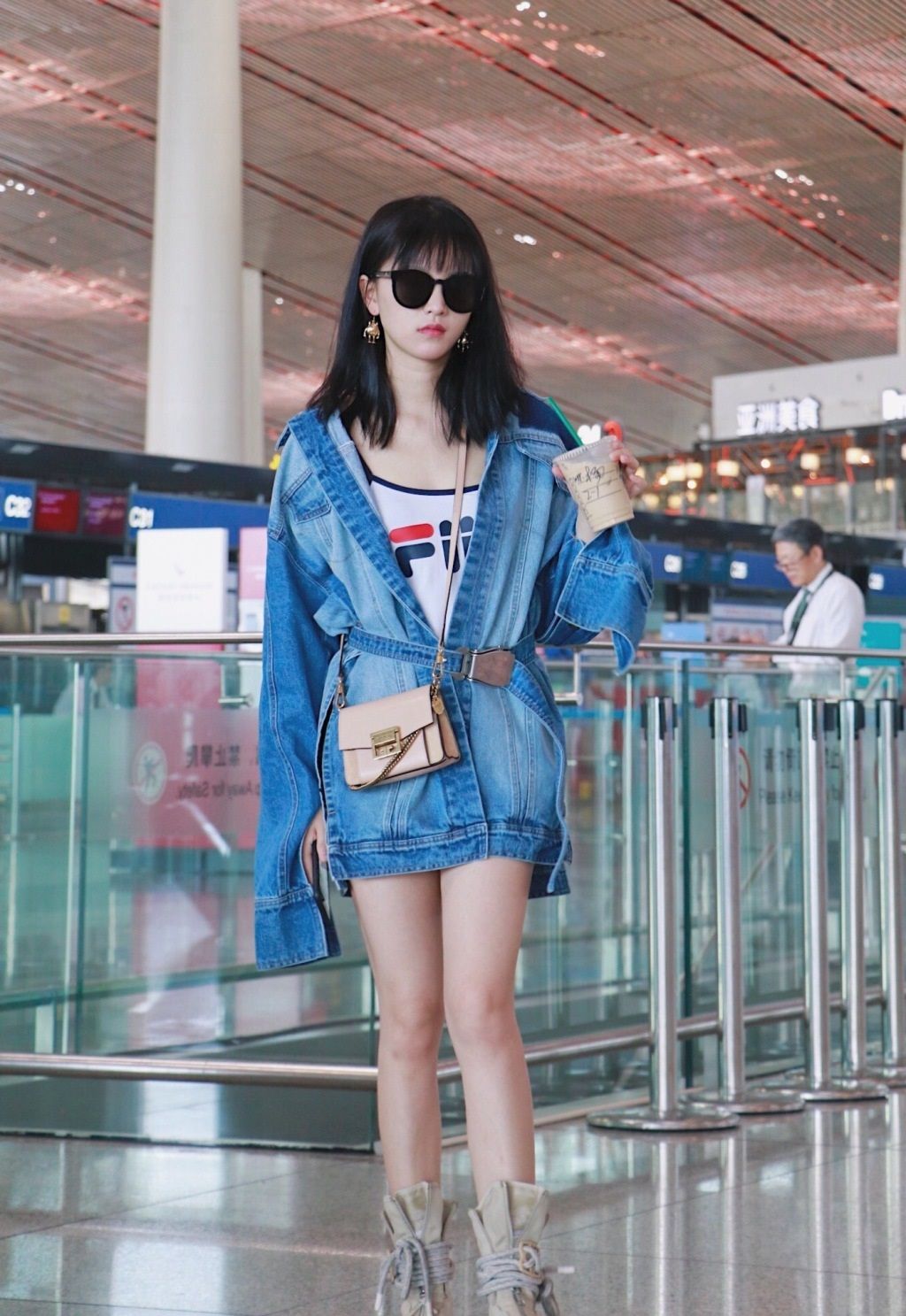 黄灿灿现身活动，穿着淘宝爆款还美滋滋，校花变成了笑话!