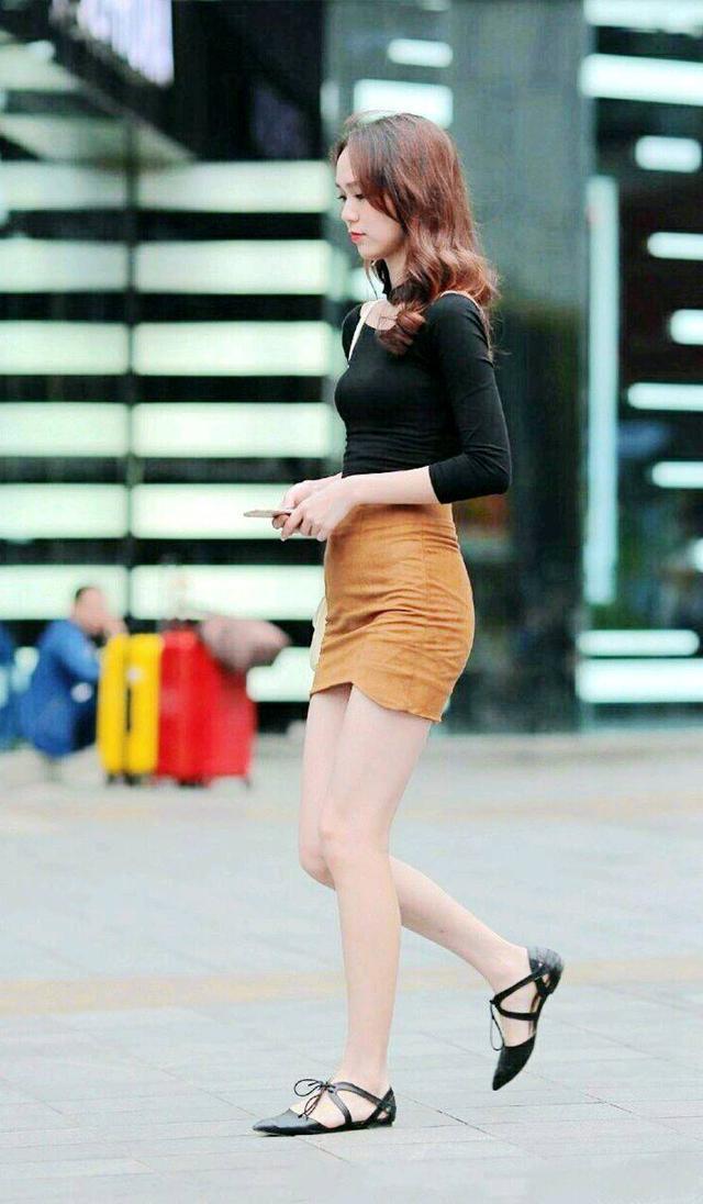 街拍：孙允珠一身黑白职业搭配灰丝袜, 浓浓女人味别有一种风情