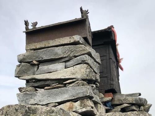 西安最神秘寺庙，整体由铁打造而成，建在绝壁却没有倒下