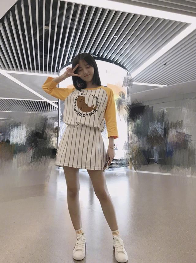 鞠婧祎热舞现身，网友：四千年美女裤子是故意露的吗？