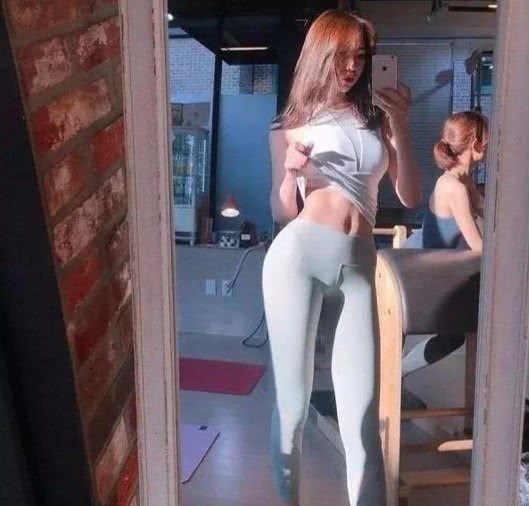 特别抢眼的打底裤美女，图2小姐姐充满了淡淡的光泽！