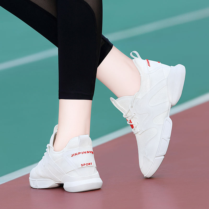 怪不得老婆不穿高跟鞋,刚上新的“小白鞋”,简约舒适忒洋气