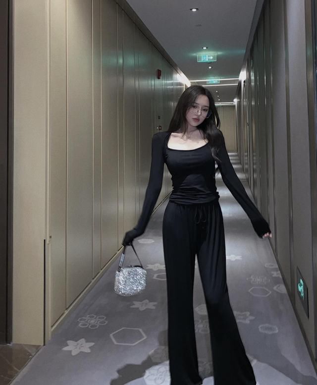  『阔腿裤』小个子女生一定要拥有的4款裤子，超显腿长，轻松拥有“大长腿”