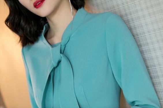 入秋后，流行这样的洋气套装，适合40-55岁女人，美的很出众