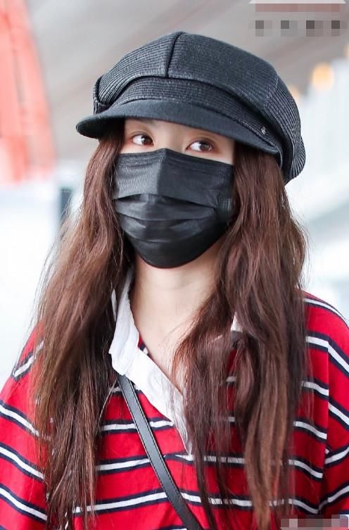 宋祖儿咋想的？居然穿这么丑的裤子出来街拍，整体气场瞬间垮掉