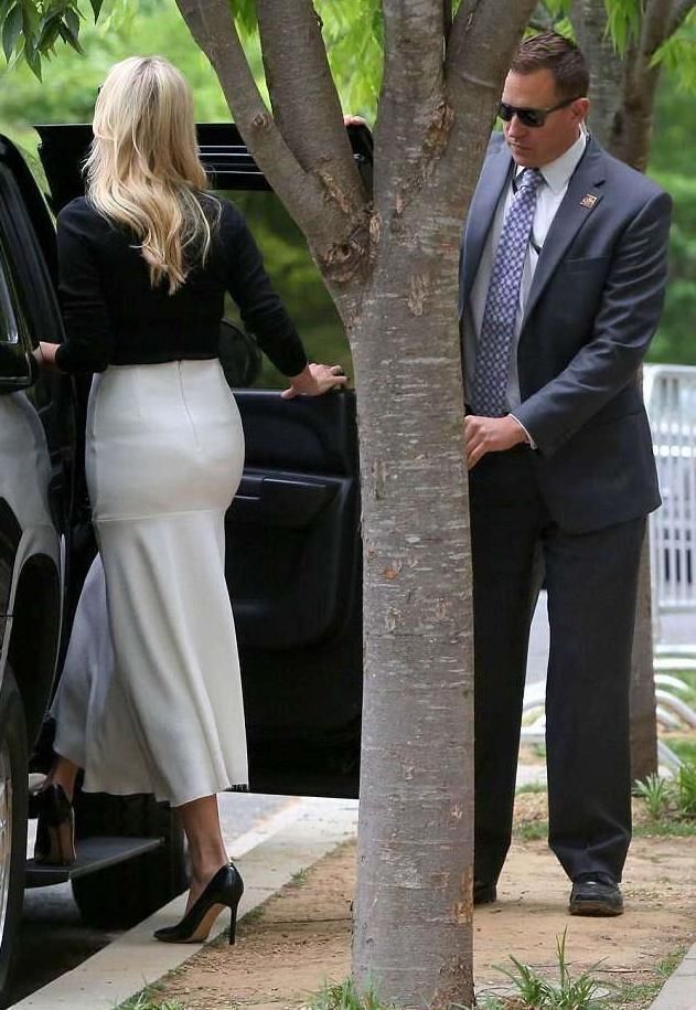 37岁伊万卡：穿紧身裤慢跑让人窒息，最后一张包臀裙把保镖迷住