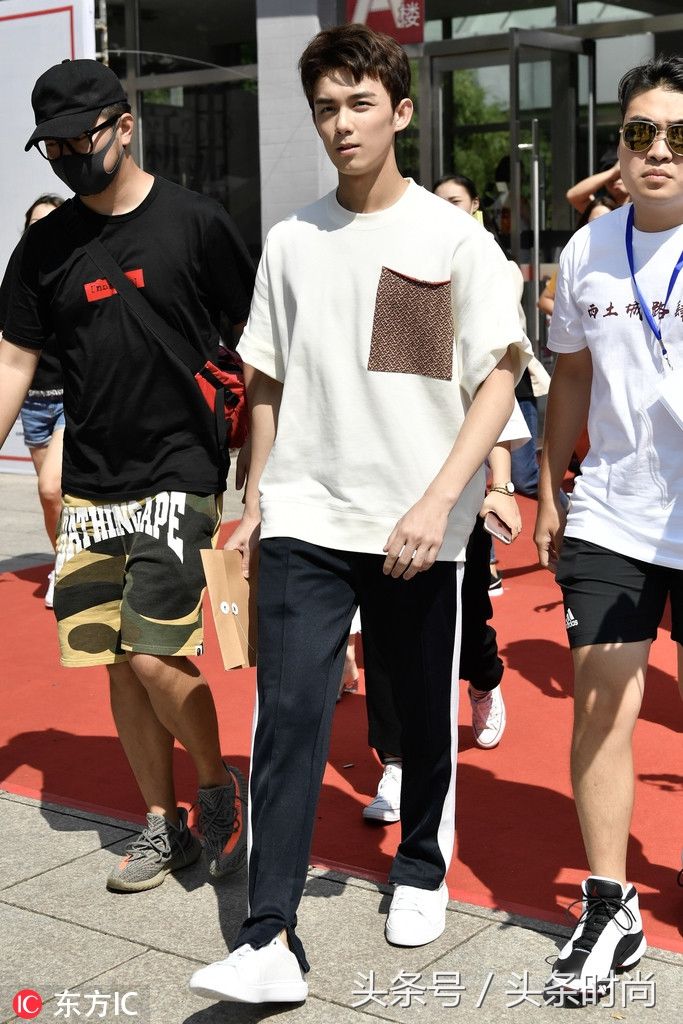 9月开学季来了!当年的那套校服竟然成为网红款