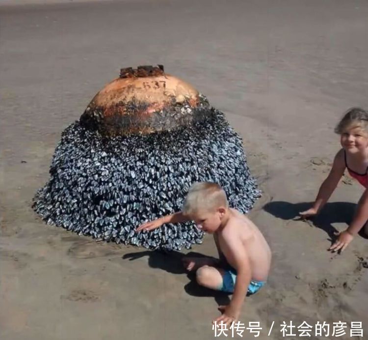 父母拍下孩子在海滩的照片，五天后真相曝光！警察立马封锁现场