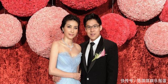 郭晶晶低调回娘家，素颜与路人合影，全身加起来还不到一千块