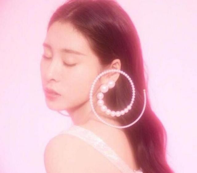 女星个性化耳坠：王菲看着都通，章子怡夸张！迪丽热巴：不服尬舞