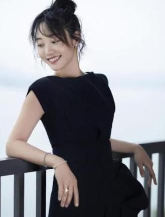 白百何穿错服装，肥胯腿皱暴露年龄，网友：真的老了！