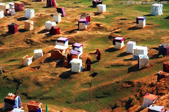 四川最苦寒的寺庙，僧人们住在“盒子”里，11月开始要闭关修行