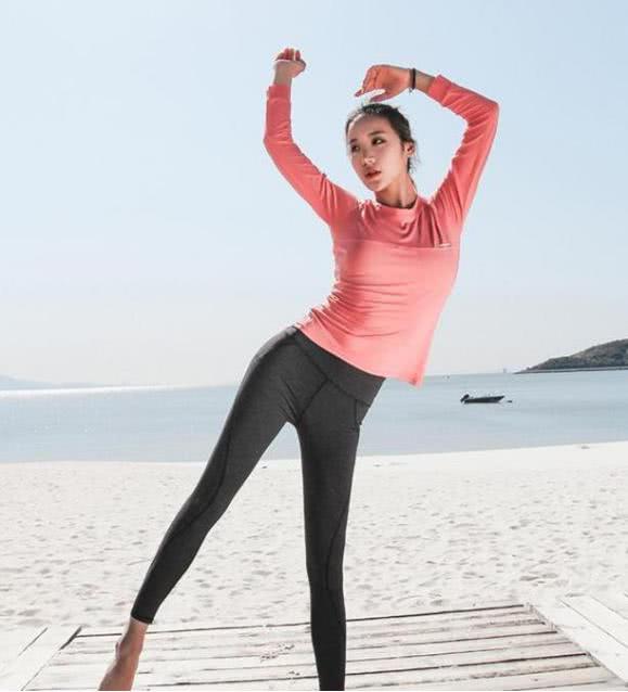 独特个性的小姐姐，你应该有一条这样紧身裤，让你前凸后翘惹人爱