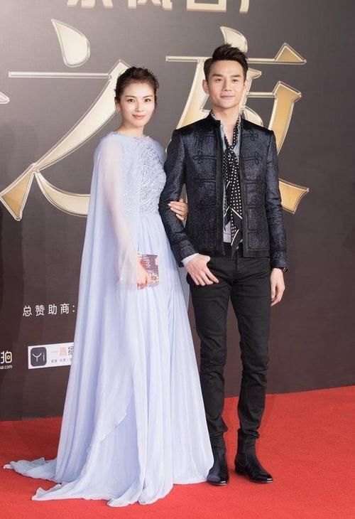 刘涛@38岁刘涛撞衫45岁闫妮，年轻7岁，但气质上却差了一个档次