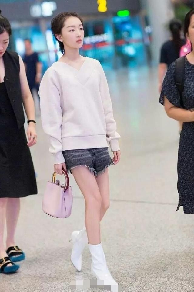 关晓彤提前过冬张子枫红配绿，这次迪丽热巴的衣品也是不敢恭维!