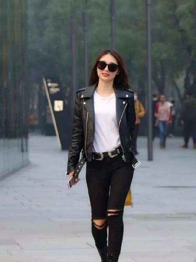 美女|街拍:气质魅力美女,身穿蓝色牛仔裤,完美地演绎出美丽的腿线