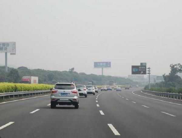 老司机为何宁愿堵车，左车道没车也不走？原因扎心了，被坑怕了！