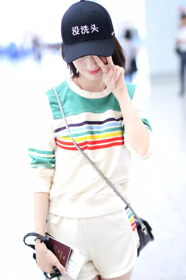 佟丽娅为了秀腿，裤子短到不能再短了，网友：没洗头还这么张扬