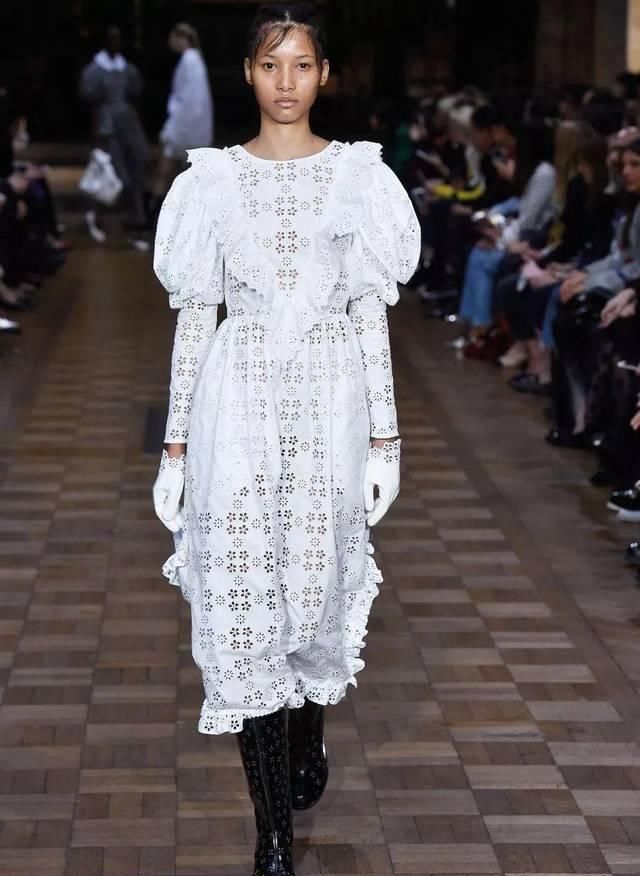  『穿着』只要穿着Simone Rocha，就可以一直做少女哦