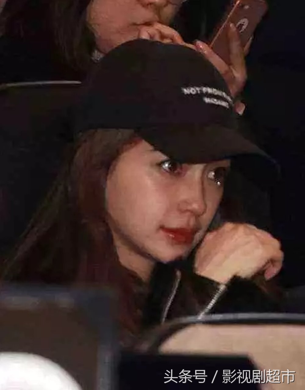 黄晓明出事后，杨颖带儿子吃饭被拍，挨个翻看客户手机强制删照片
