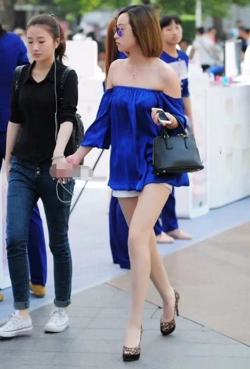 没有对比就没有伤害，左一姐姐有一次成了陪衬，右边的姐姐满满的