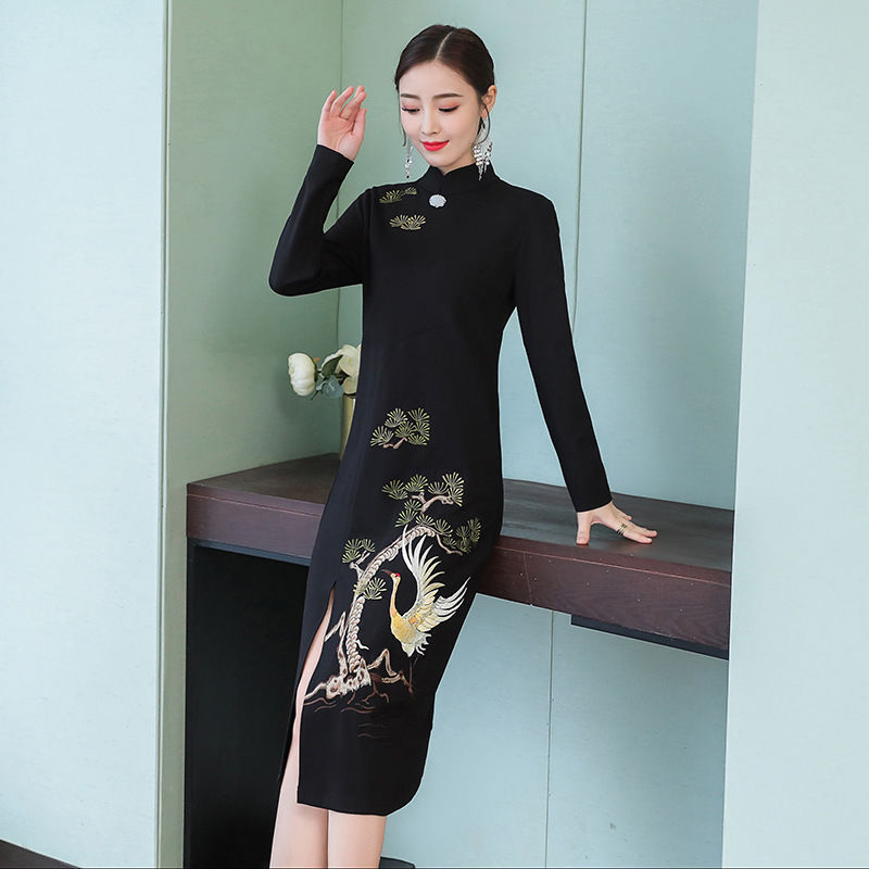 55岁的妈妈同学聚会,多年未见的老同学夸她还如此年轻,会打扮