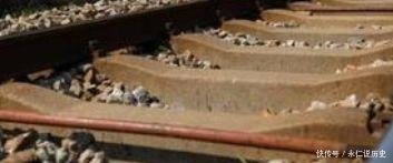 火车上屎尿都哪里去了，是直接排放到铁轨上吗还是另外处理！