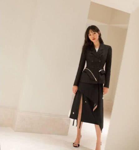 白百何出席活动，穿八千块凉鞋，网友：看到脚趾时我尴尬了！